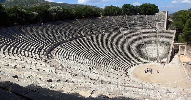 Toàn cảnh nhà hát cổ Epidaurus với kiến trúc bậc thang và khả năng truyền âm đáng kinh ngạc, một kiệt tác của công trình kiến trúc Hy Lạp