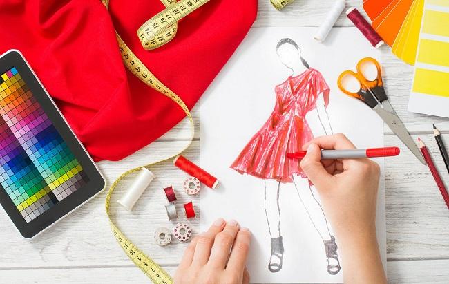 Nhà thiết kế trẻ tốt nghiệp Đại học Mỹ thuật Công nghiệp Hà Nội làm việc tại studio, thể hiện triển vọng nghề nghiệp sau khi đạt điểm chuẩn