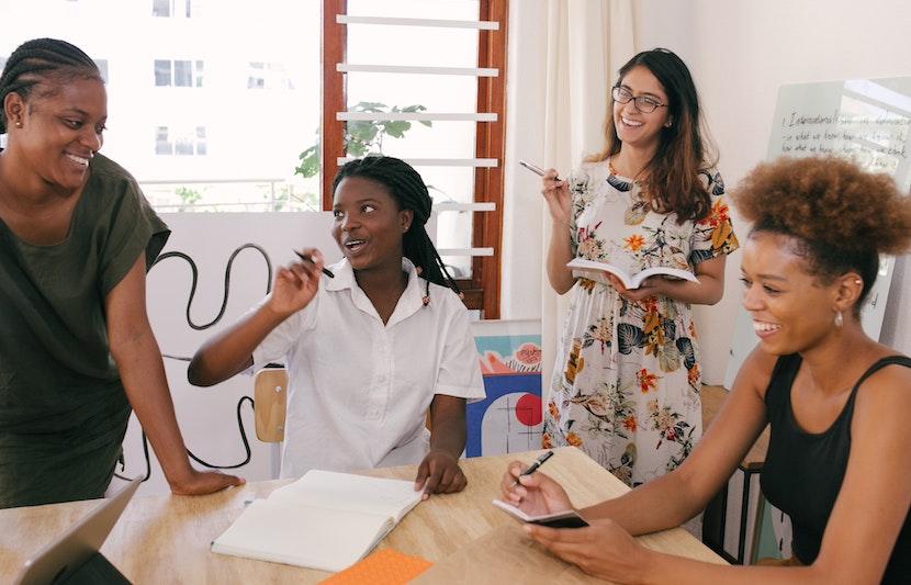 Thành viên câu lạc bộ mỹ thuật hào hứng vẽ tranh với chủ đề mới lạ và thách thức