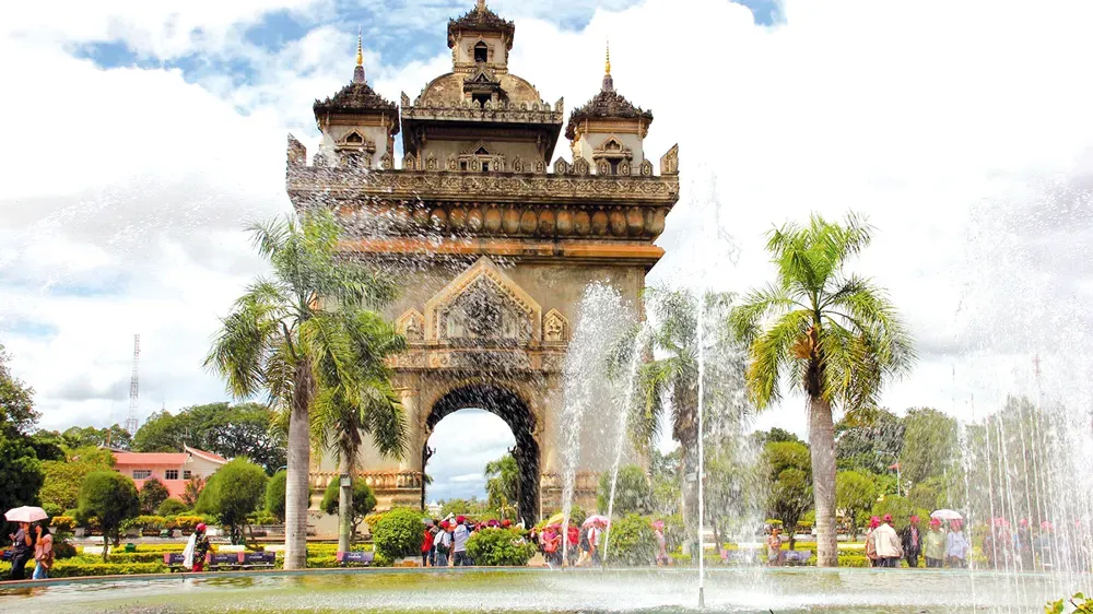 Patuxai công trình kiến trúc nổi tiếng của Lào tại Vientiane với kiến trúc độc đáo