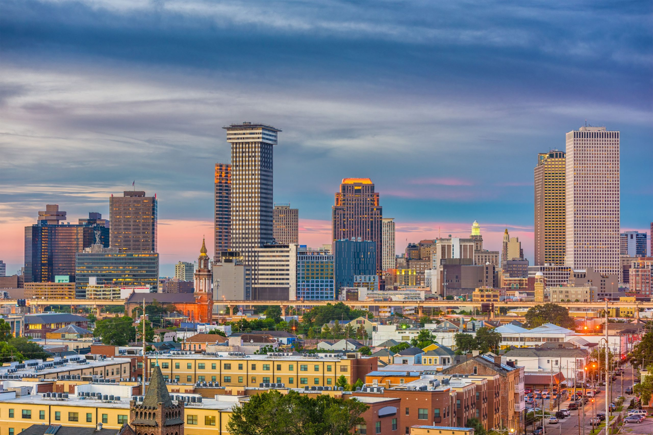 Phác họa phố cổ Hội An đơn giản với góc phố yên bình và những giàn hoa giấy thơ mộng