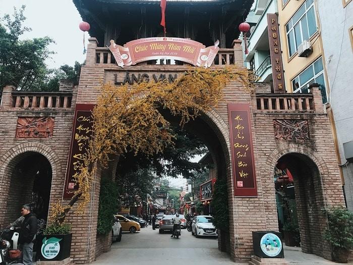 Phác họa chi tiết các sản phẩm lụa Vạn Phúc đa dạng màu sắc và hoa văn truyền thống tinh tế