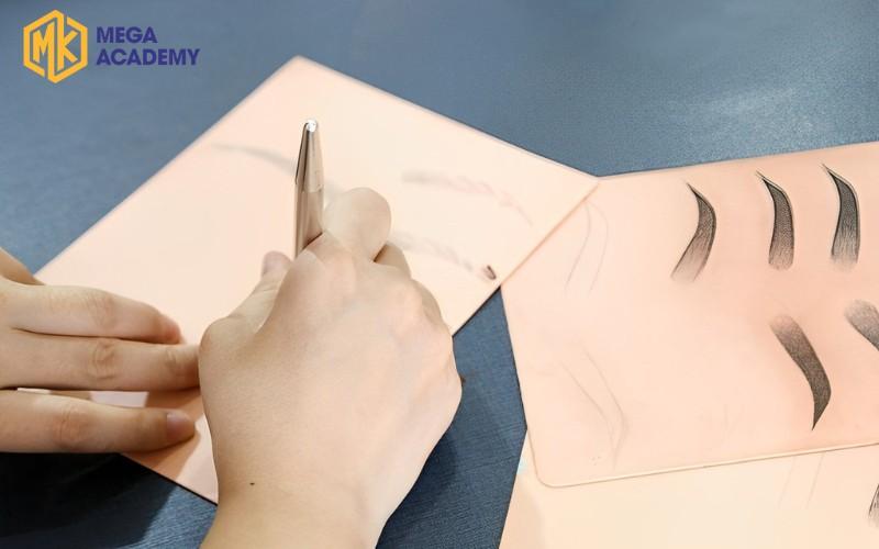 Bản phác thảo khung chân mày cơ bản trước khi thực hiện kỹ thuật phẩy sợi chi tiết