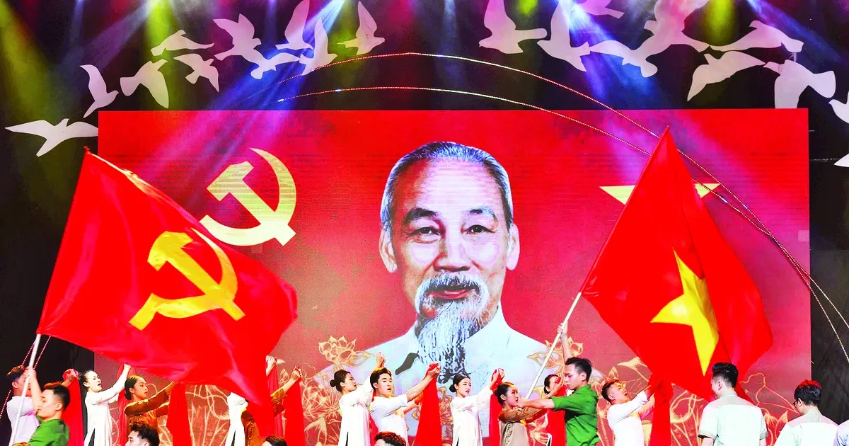 Tranh vẽ chân dung Bác Hồ theo phong cách nghệ thuật độc đáo và hiện đại, đầy sáng tạo