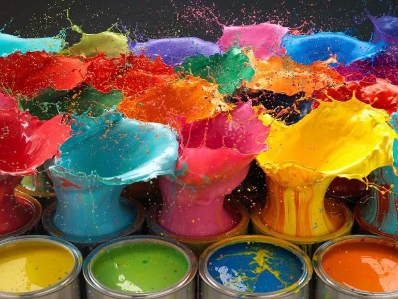 Cận cảnh quá trình tô màu tỉ mỉ cho họa tiết trên áo thun trắng bằng cọ và màu acrylic