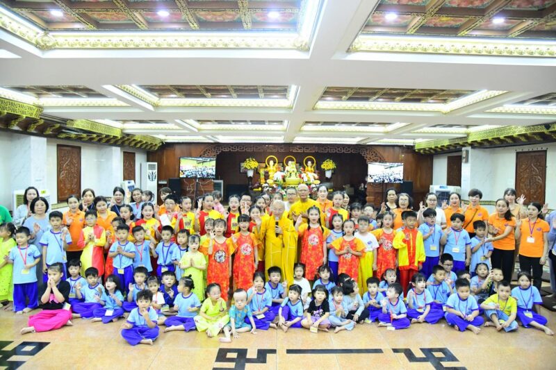 Mô hình sa bàn đêm hội Trung Thu rực rỡ với đèn lồng và trẻ em vui chơi dưới trăng