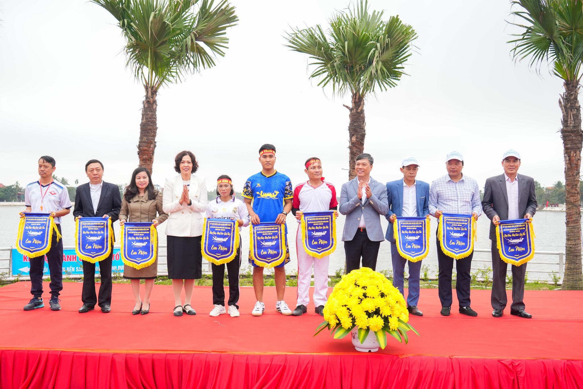 Sáng tạo tranh lễ hội lớp 9 với cảnh đua thuyền rồng sôi động trên sông