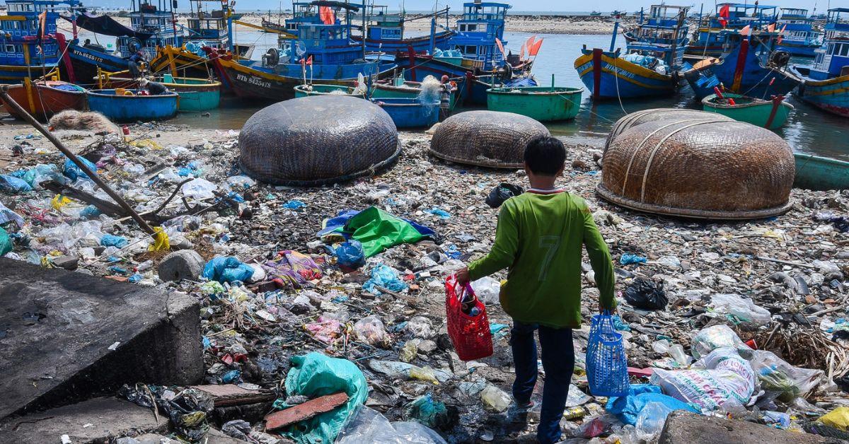 Bức tranh sáng tạo về bảo vệ môi trường với hình ảnh ẩn dụ độc đáo, ví dụ mầm xanh nảy mầm từ rác thải