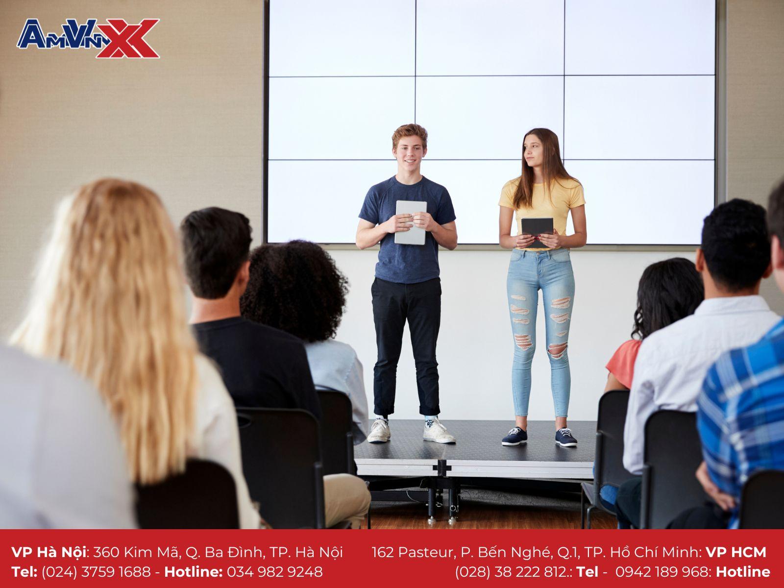 Khám Phá Con Đường Du Học Nhật Bản Ngành Mỹ Thuật Sinh viên ngành mỹ thuật tại Nhật Bản đang thực hành vẽ tranh kỹ thuật số trong một studio hiện đại, thể hiện sự phát triển của du học mỹ thuật