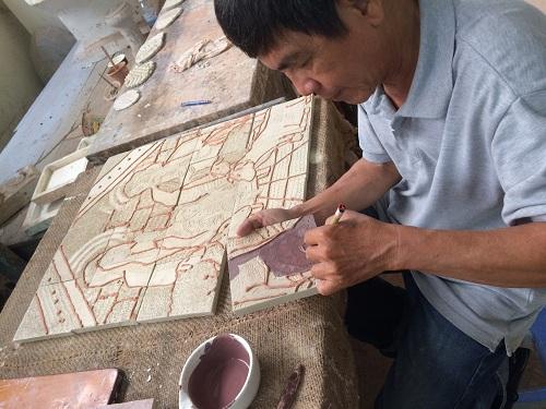 Sinh viên Cao đẳng Mỹ thuật Đồng Nai đang say sưa vẽ tranh phong cảnh thiên nhiên Đồng Nai với nhiều màu sắc