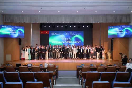 Ví dụ về sự hòa quyện và tương phản màu sắc ấn tượng trong một tác phẩm mỹ thuật đặc sắc