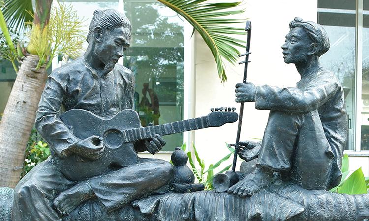 Một tác phẩm điêu khắc ấn tượng bằng kim loại của sinh viên Học viện Mỹ thuật Hà Bắc trưng bày tại triển lãm