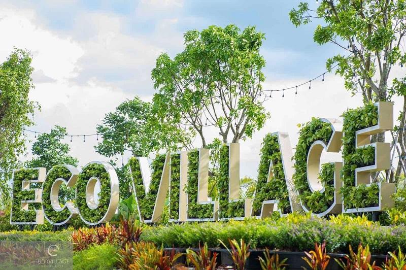 Tác phẩm hoa anh đào đơn giản đã hoàn thiện với cành hoa uốn lượn và những bông hoa năm cánh màu hồng nhạt nở rộ