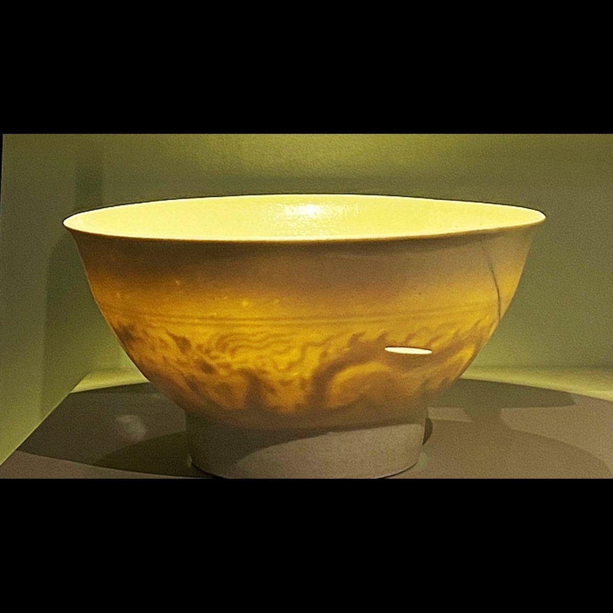 Một tác phẩm hoàn thiện về rồng phương đông đang uốn lượn trên mây thể hiện kỹ thuật vẽ điêu luyện