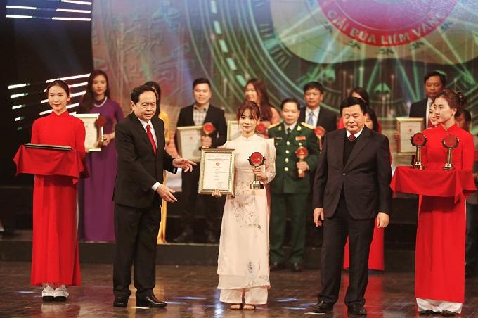 Một tác phẩm vẽ bó hoa nhiều loại bằng chì đã hoàn thiện với đầy đủ sắc độ và chi tiết tinh tế