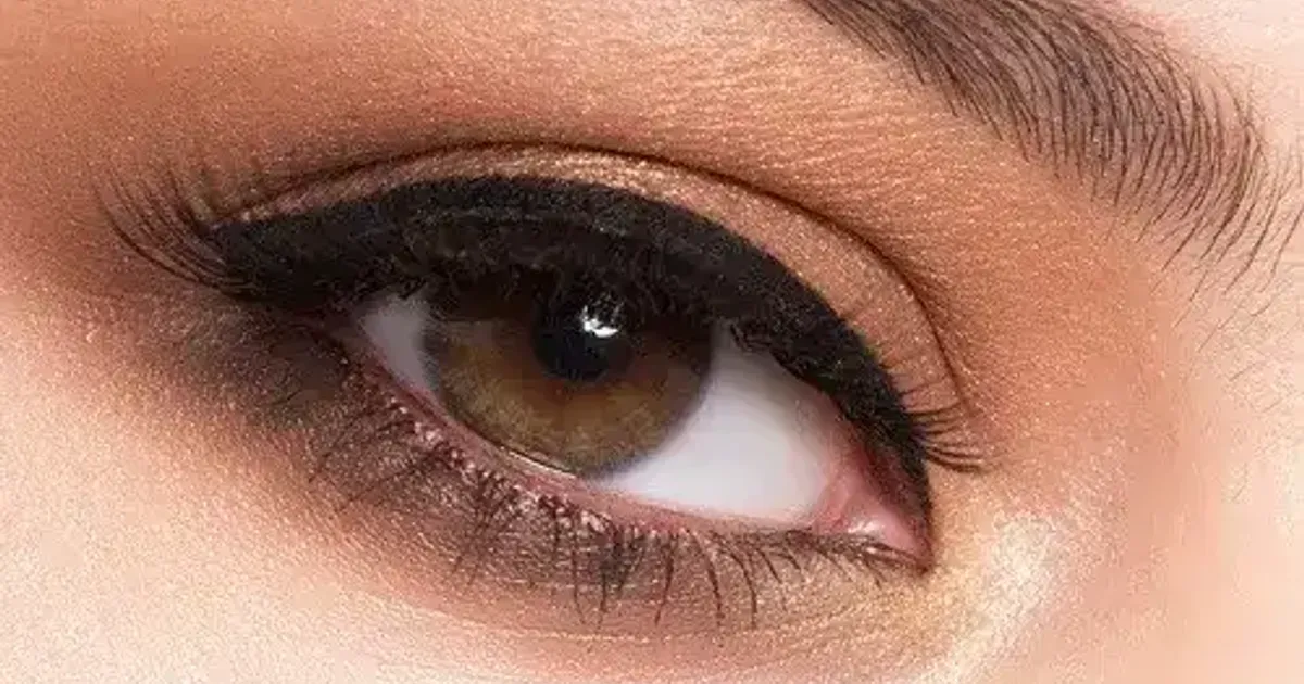 Kỹ thuật đánh bóng để tạo chiều sâu cho mắt, bao gồm đổ bóng mí mắt và tròng mắt