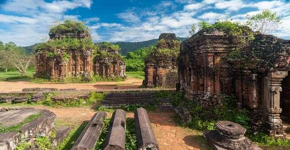 Khám Phá Công Trình Kiến Trúc Nổi Tiếng Của Người Chăm Thánh địa Mỹ Sơn một công trình kiến trúc nổi tiếng của người Chăm cổ xưa với những ngọn tháp gạch đỏ