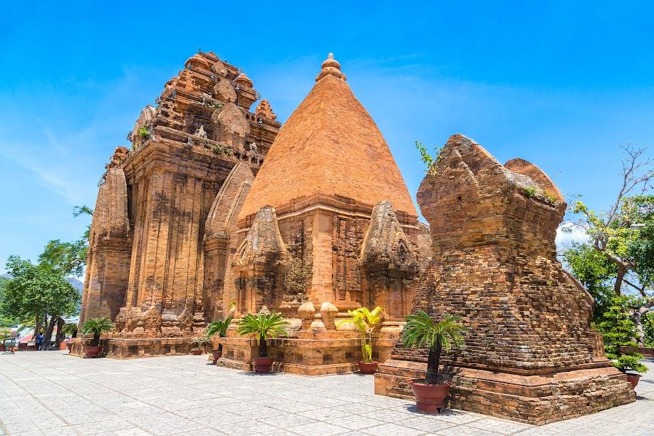 Khám Phá Công Trình Kiến Trúc Nổi Tiếng Của Người Chăm Tháp Po Nagar Nha Trang một công trình kiến trúc nổi tiếng của người Chăm sừng sững bên bờ biển
