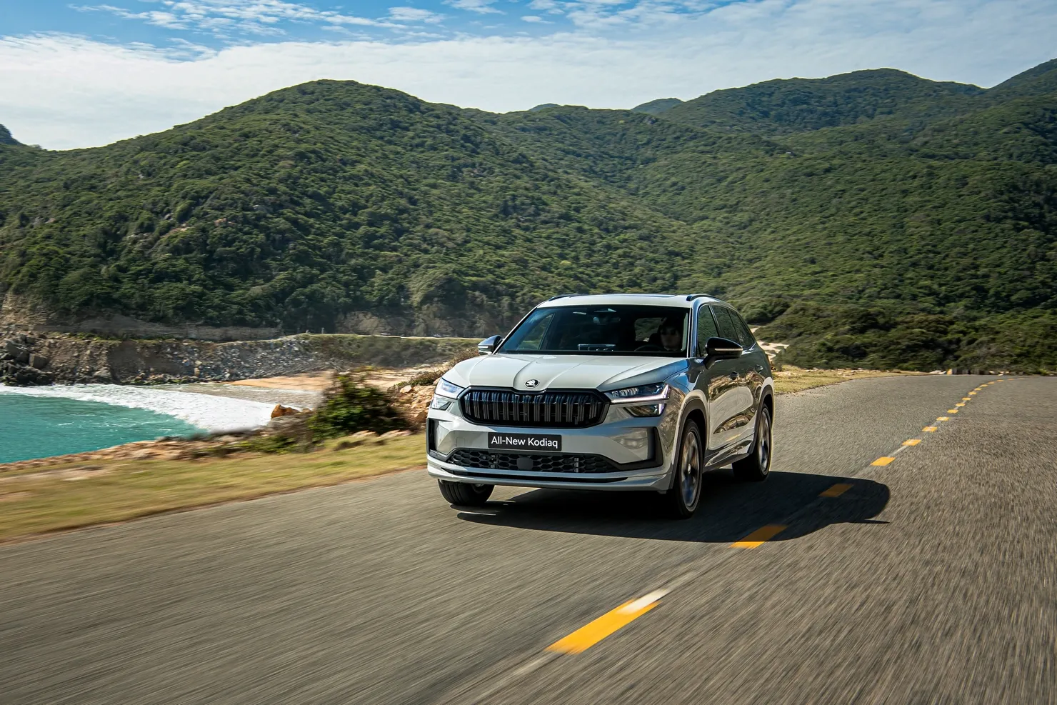 Thêm các chi tiết và đường nét hoàn thiện cho chiếc nơ thêm phần sinh động