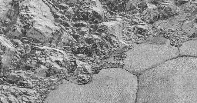 Thêm các chi tiết miệng núi lửa và bề mặt gồ ghề cho bức vẽ mặt trăng tròn