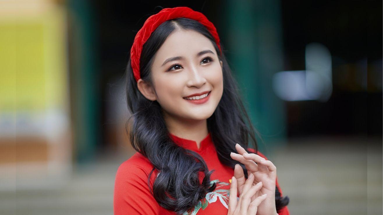 Minh họa các bước thêm chi tiết sợi tóc nhỏ và tạo độ bồng bềnh cho tóc nữ khi vẽ đơn giản