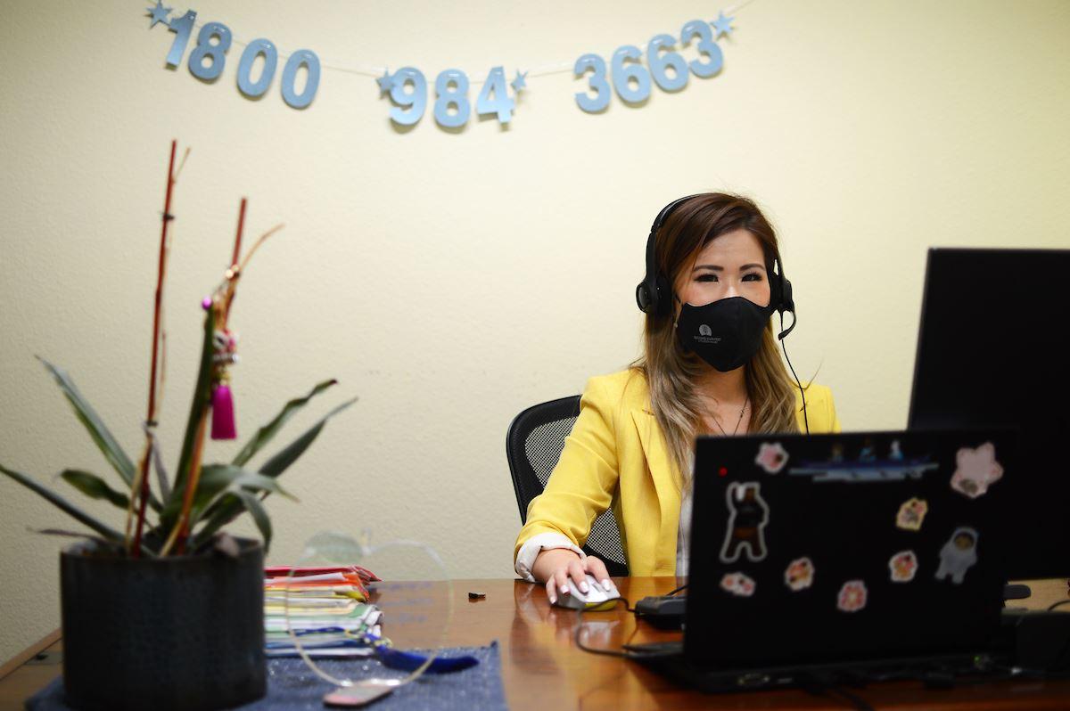 Minh họa cách thêm vảy và các chi tiết phụ khi thực hiện cách vẽ con rồng đơn giản