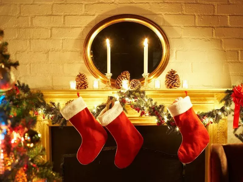 Bức vẽ Ông Già Noel đã được tô màu hoàn chỉnh, rực rỡ và sống động