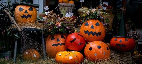 Quá trình tô màu cam và đen cho các chi tiết trên mặt nạ Halloween giấy đã được vẽ họa tiết