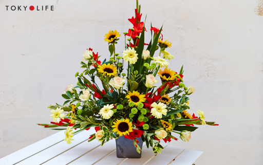 Hướng dẫn tô màu cho những bông hoa cắm trong lọ, thể hiện sắc độ