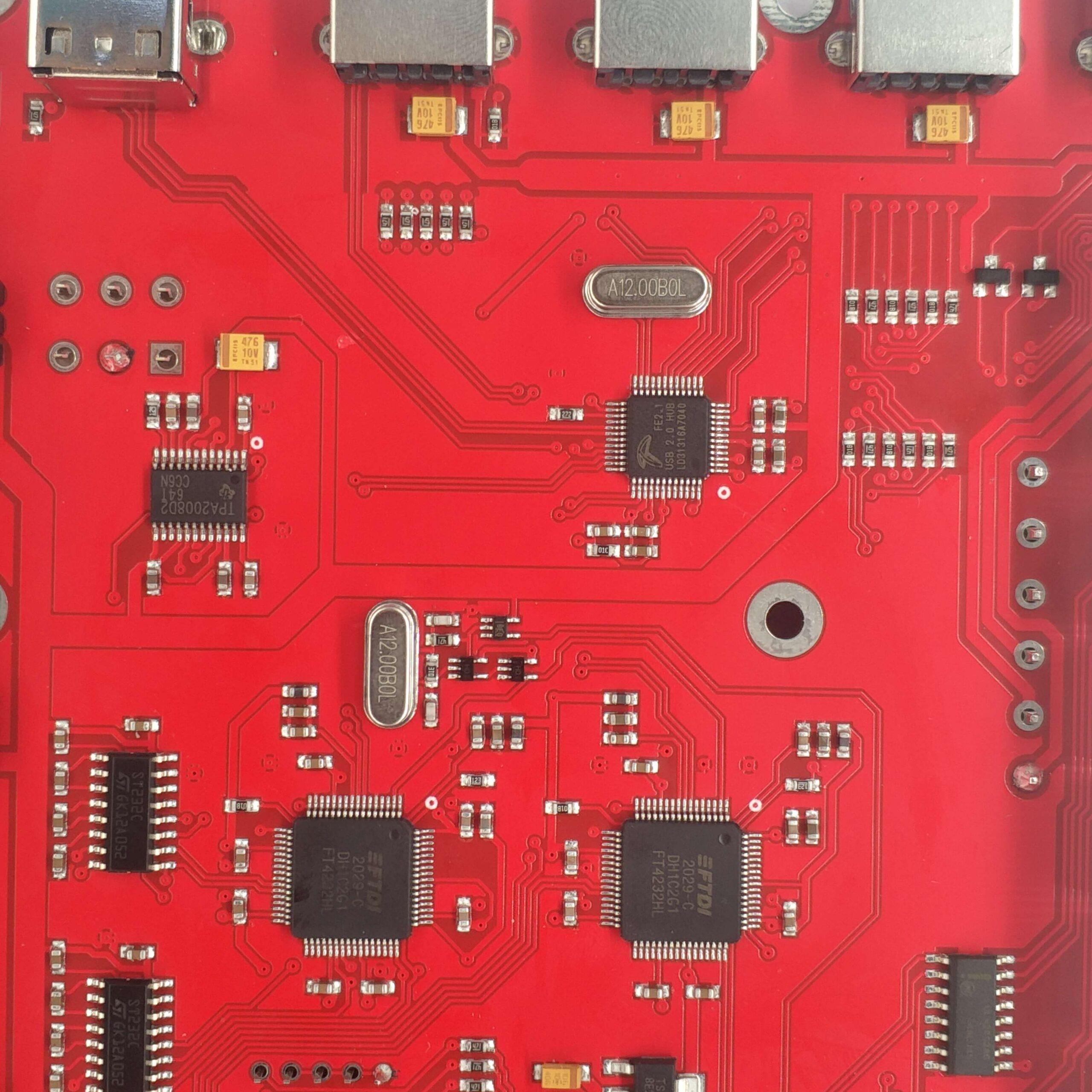 Mặt nạ hồ ly được tô màu hoàn chỉnh với các sắc độ đỏ, trắng, đen và vàng, có hiệu ứng đổ bóng