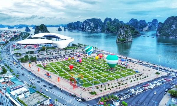 khinh khí cầu đã được tô màu hoàn chỉnh với màu sắc rực rỡ bay trên bầu trời