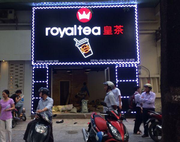 Hình ảnh một ly trà sữa được tô màu hoàn chỉnh với hiệu ứng bóng và trong suốt đẹp mắt