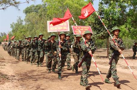 Bức tranh vẽ cảnh các anh bộ đội Cụ Hồ đang hăng say luyện tập trên thao trường đầy nắng gió