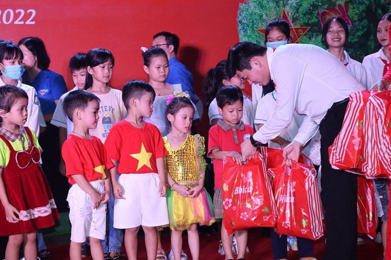 Tranh Vẽ Bác Hồ Với Thiếu Nhi Đẹp Và Ý Nghĩa Nhất Tranh vẽ Bác Hồ vui Tết Trung Thu cùng các cháu thiếu nhi thật ấm áp