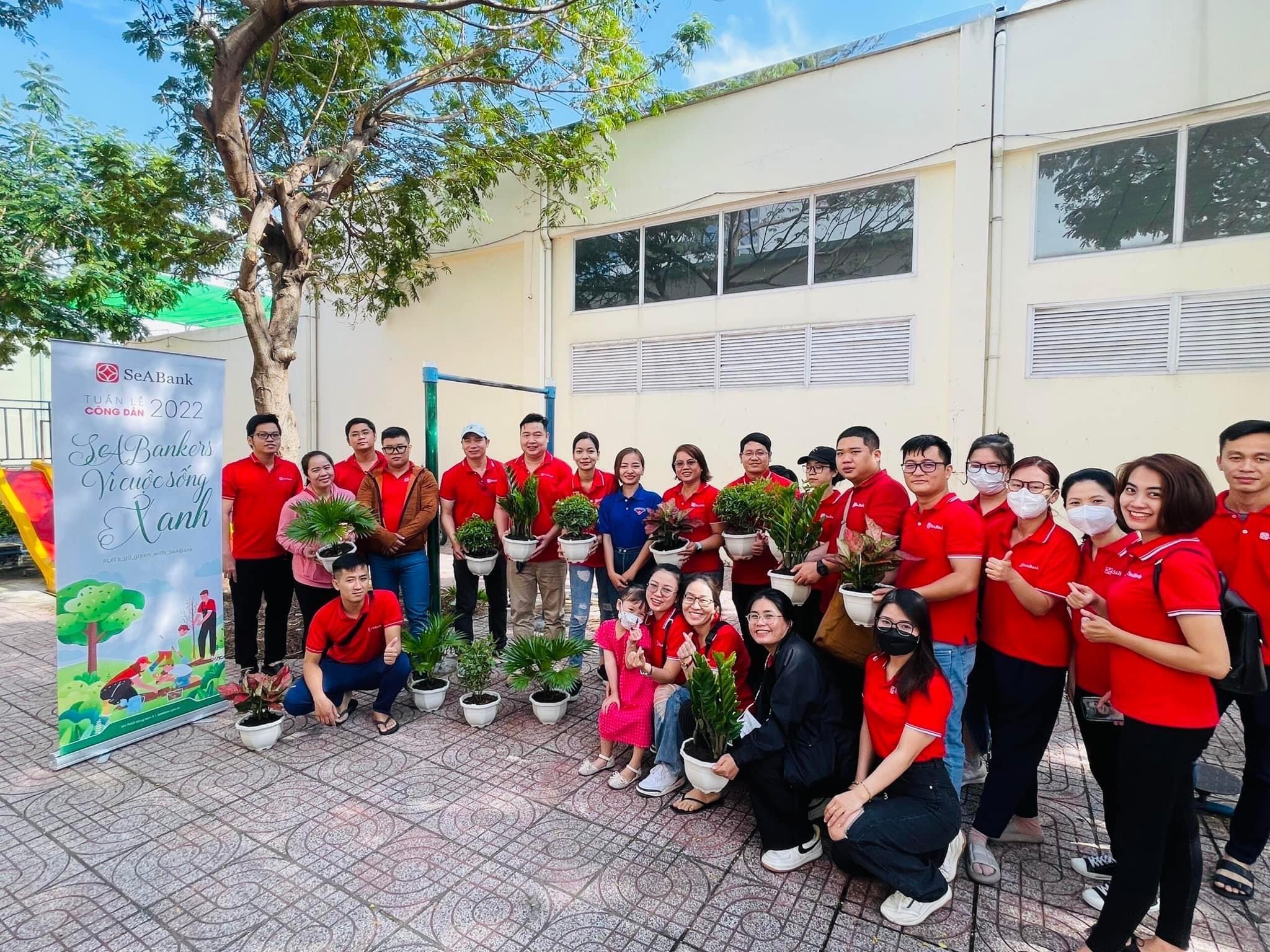 Tranh vẽ bảo vệ môi trường đẹp nhất với hình ảnh trẻ em tham gia các hoạt động bảo vệ môi trường như trồng cây, nhặt rác