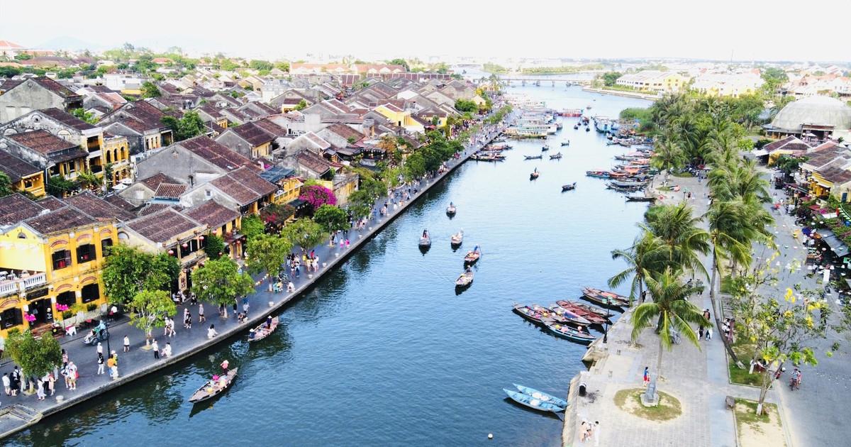 Tranh Chùa Cầu Hội An mang phong cách truyền thống với các chi tiết văn hóa và lịch sử đặc trưng