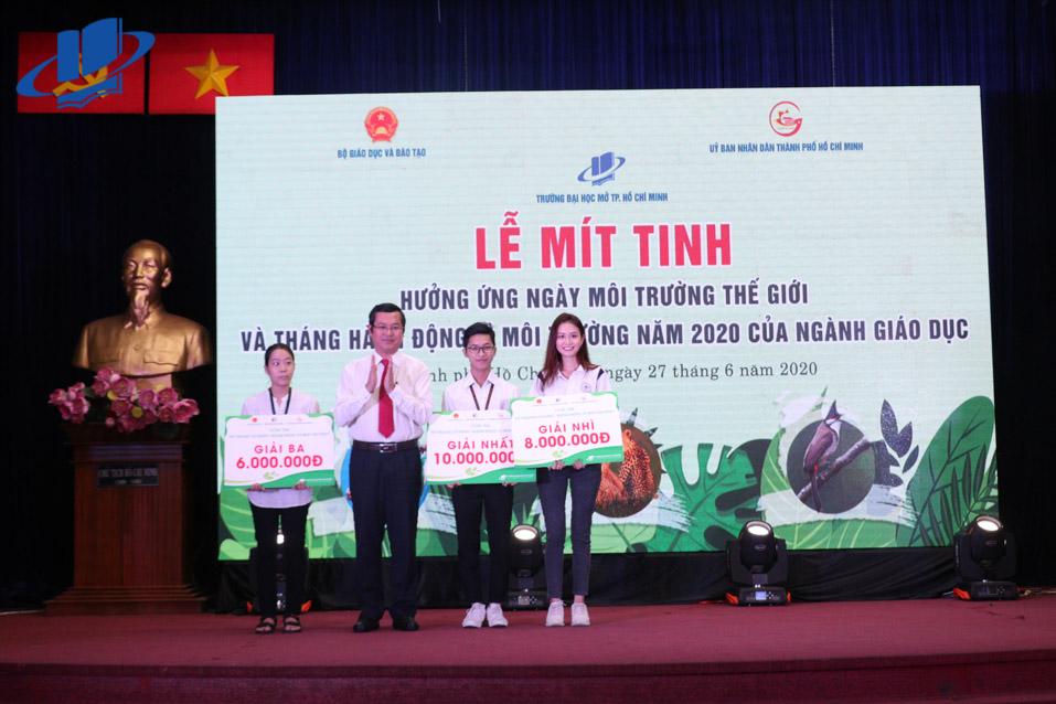 Vẽ Tranh Bảo Vệ Cây Xanh: Nét Cọ Vì Tương Lai Xanh Tranh cổ động bảo vệ môi trường cây xanh thể hiện sức sống mãnh liệt của thiên nhiên và lời kêu gọi hành động
