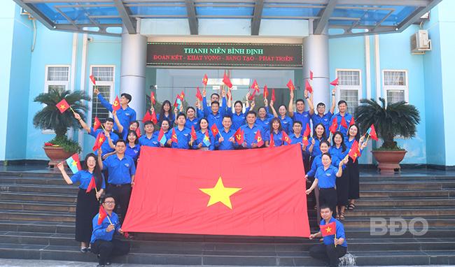 Khám phá dòng chảy lịch sử mỹ thuật việt nam Tranh cổ động trong thời kỳ kháng chiến với hình ảnh mạnh mẽ, màu sắc rực rỡ, thể hiện tinh thần yêu nước