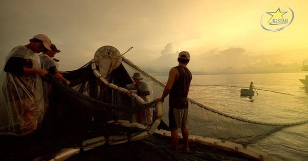 Tranh vẽ trò chơi kéo co theo phong cách dân gian Việt Nam độc đáo với đường nét mộc mạc và gần gũi