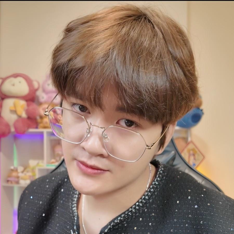 Mẫu vẽ tranh gia đình 5 người đơn giản nhất theo phong cách chibi với các thành viên cười tươi