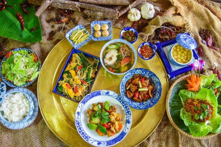 Bức tranh gia đình sum họp được vẽ bằng màu nước với phong cách nhẹ nhàng, thể hiện tình cảm ấm áp