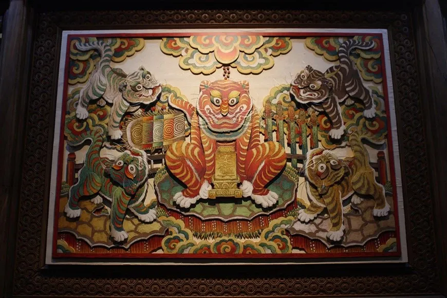 Tranh Hàng Trống Ngũ Hổ năm hổ oai vệ màu sắc rực rỡ nét vẽ dân gian tinh tế.