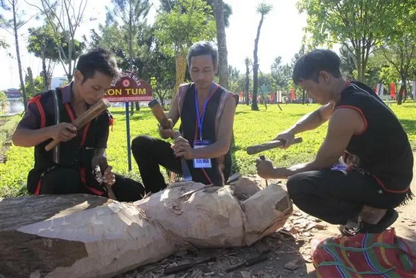 Tranh vẽ lễ hội cồng chiêng Tây Nguyên rực rỡ sắc màu và không khí tưng bừng của cộng đồng