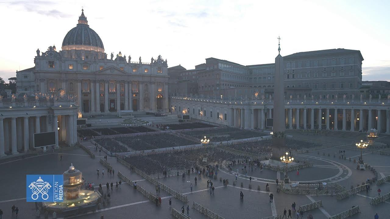 Tranh vẽ mẹ dắt tay con gái tung tăng dạo bước trên cánh đồng hoa đầy màu sắc