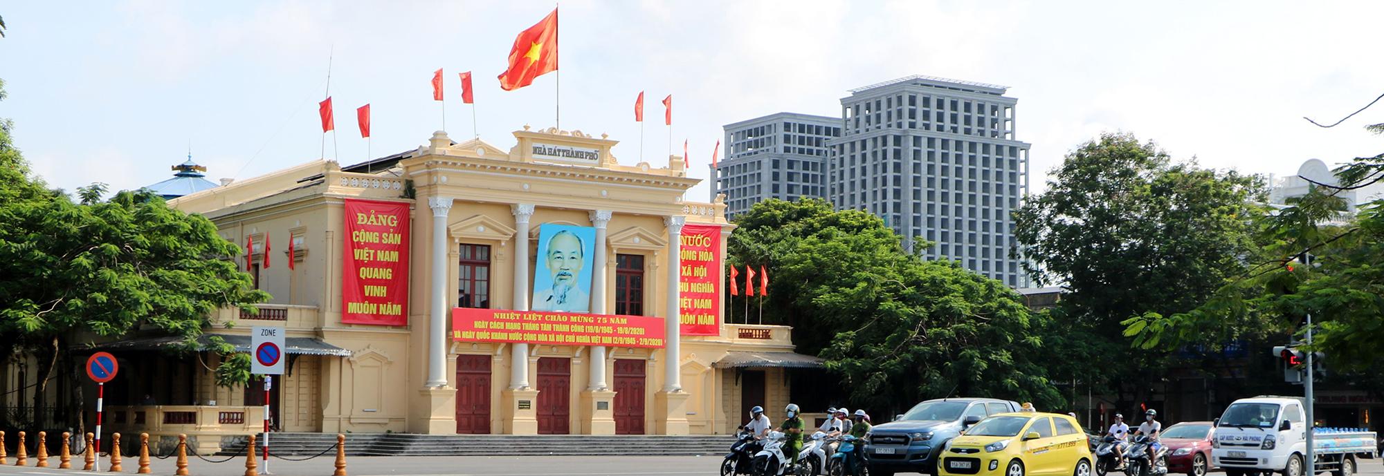 Tranh Nhà Hát Lớn Hải Phòng theo phong cách ấn tượng với màu sắc rực rỡ và ánh sáng lung linh