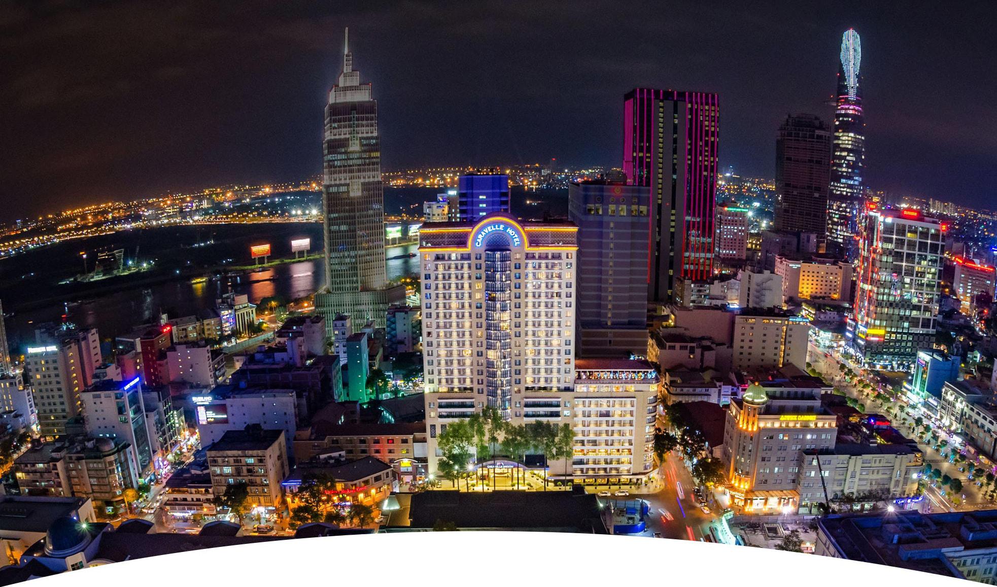 Bản phác họa chi tiết bằng bút chì một chiếc thuyền buồm cổ điển với nhiều cánh buồm lớn