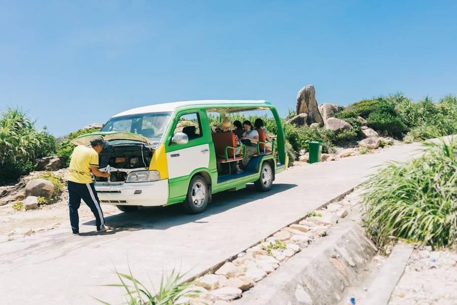 Bức tranh phong cảnh biển đảo tuyệt đẹp với sóng vỗ bờ cát trắng và bầu trời xanh ngắt