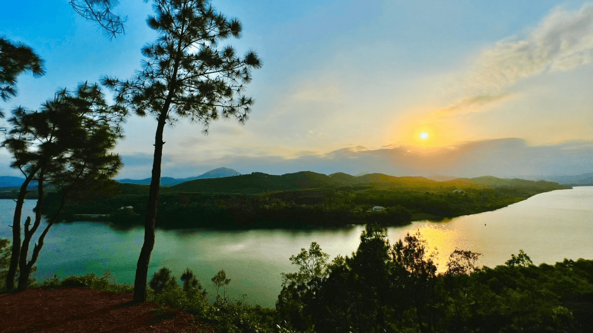 Khám Phá Vẻ Đẹp **Tranh Vẽ Phong Cảnh Đơn Giản** Dễ Thực Hiện Tranh vẽ phong cảnh đơn giản với núi đồi hùng vĩ và mặt trời lặn tuyệt đẹp