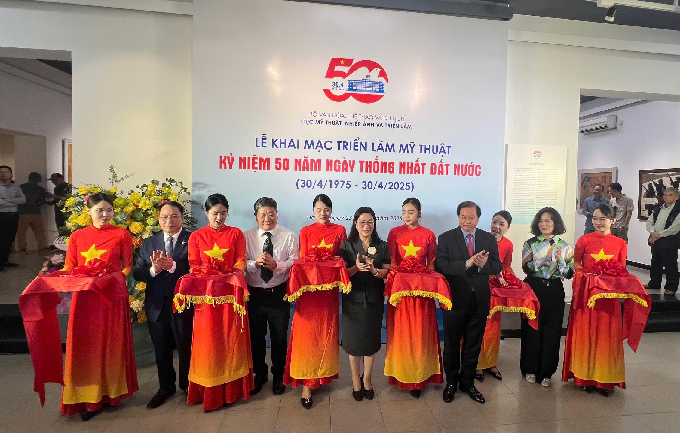 Bức tranh phong cảnh vẽ toàn cảnh lễ hội chọi trâu với đám đông khán giả và không khí lễ hội tưng bừng