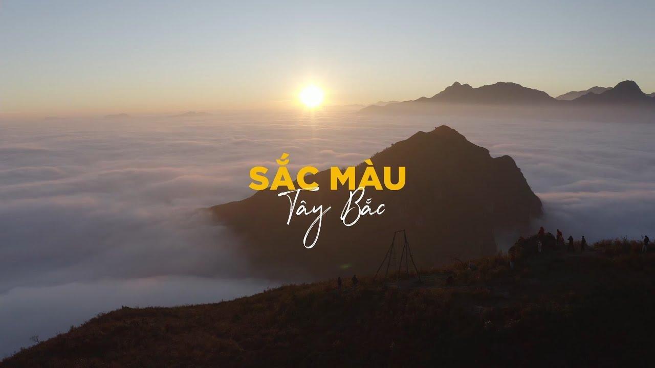 Tranh vẽ núi rừng Tây Bắc nổi bật với cảnh ruộng bậc thang vàng óng mùa lúa chín trải dài ngút ngàn